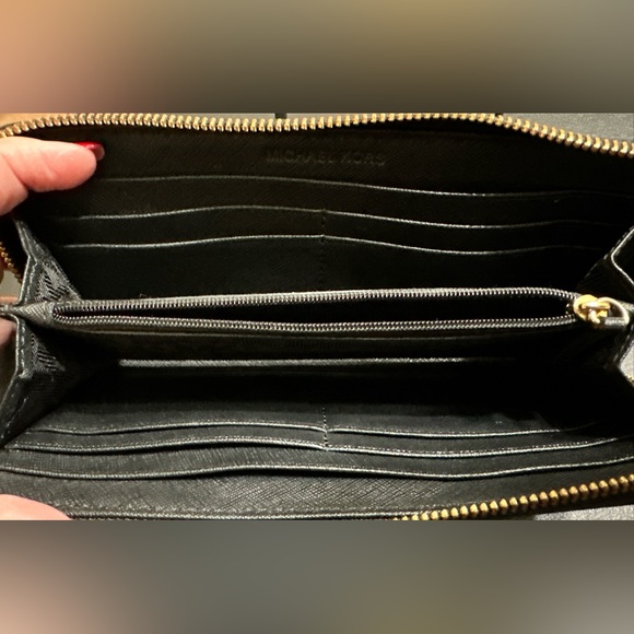 Michael Kors Zip Around Wallet- GUC - Picture 4 of 5